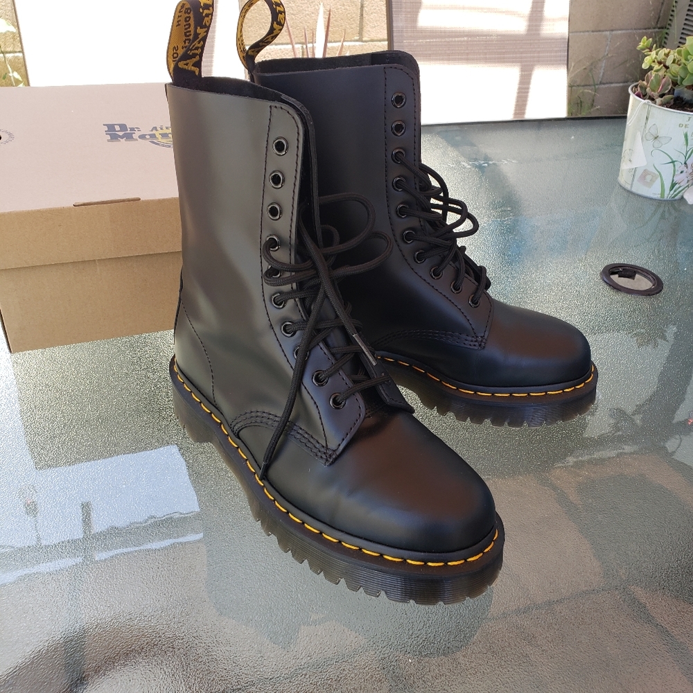 1490 Bex Dr. Martens